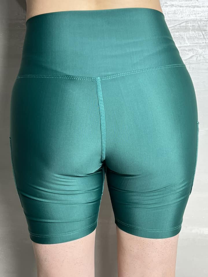 Short lycrado VERDE con bolsillos Mujer